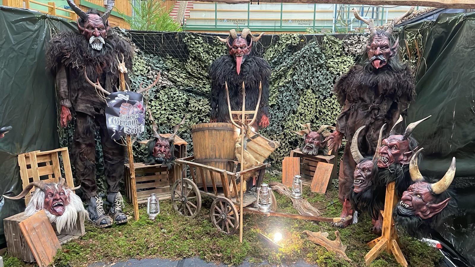 Unser Maskenstand bei der Maskenausstellung in Hartberg mit Krampusmasken, Fellen und Holzfiguren