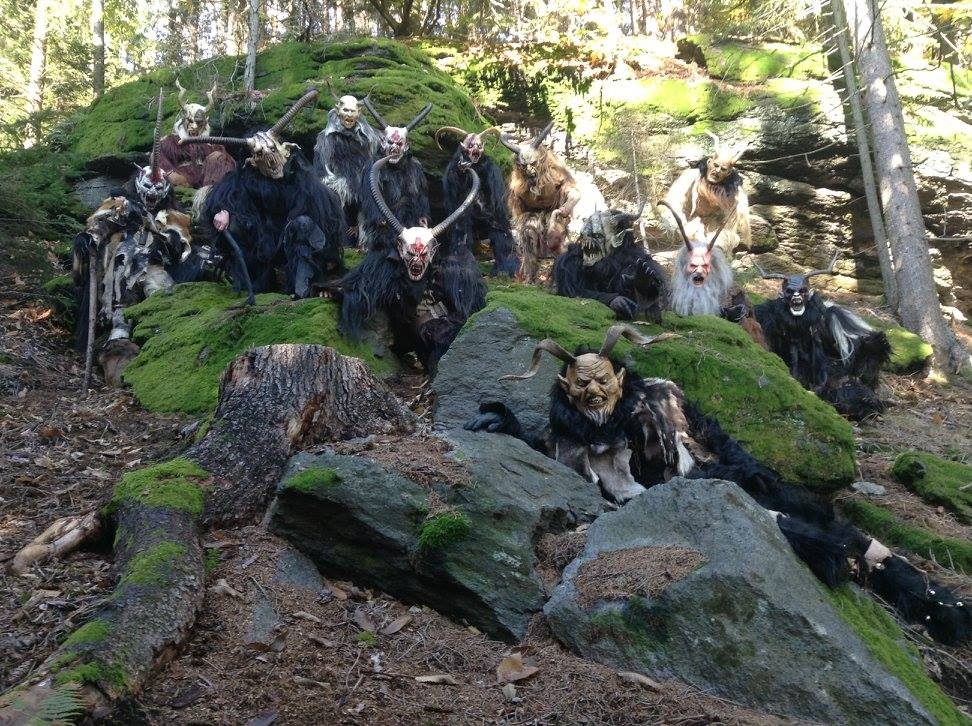 Die Köflacher Gruam Teifl bei einem Fotoshooting im Wald