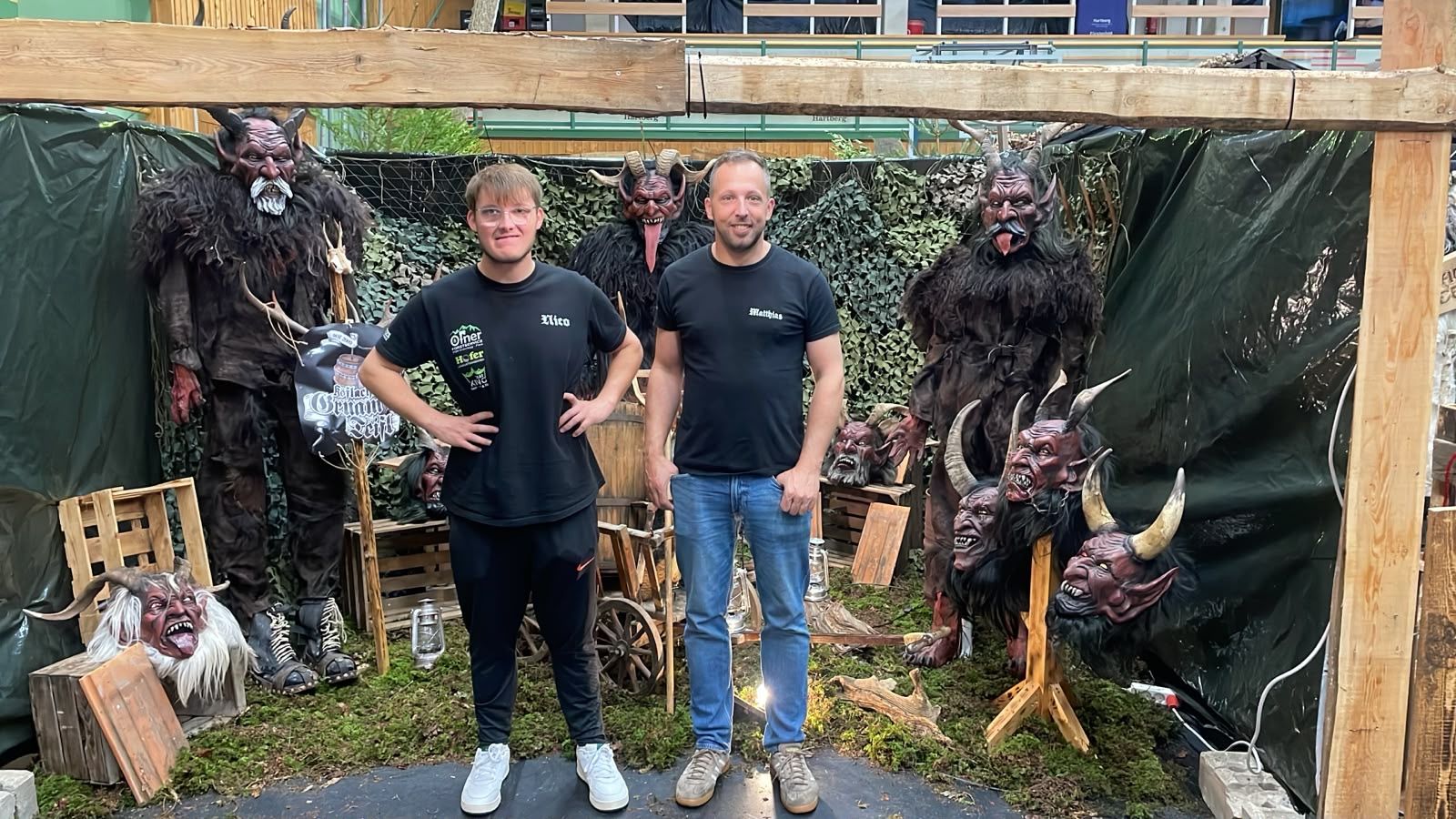 Zwei Vereinsmitglieder vor der Maskenausstellung in Hartberg