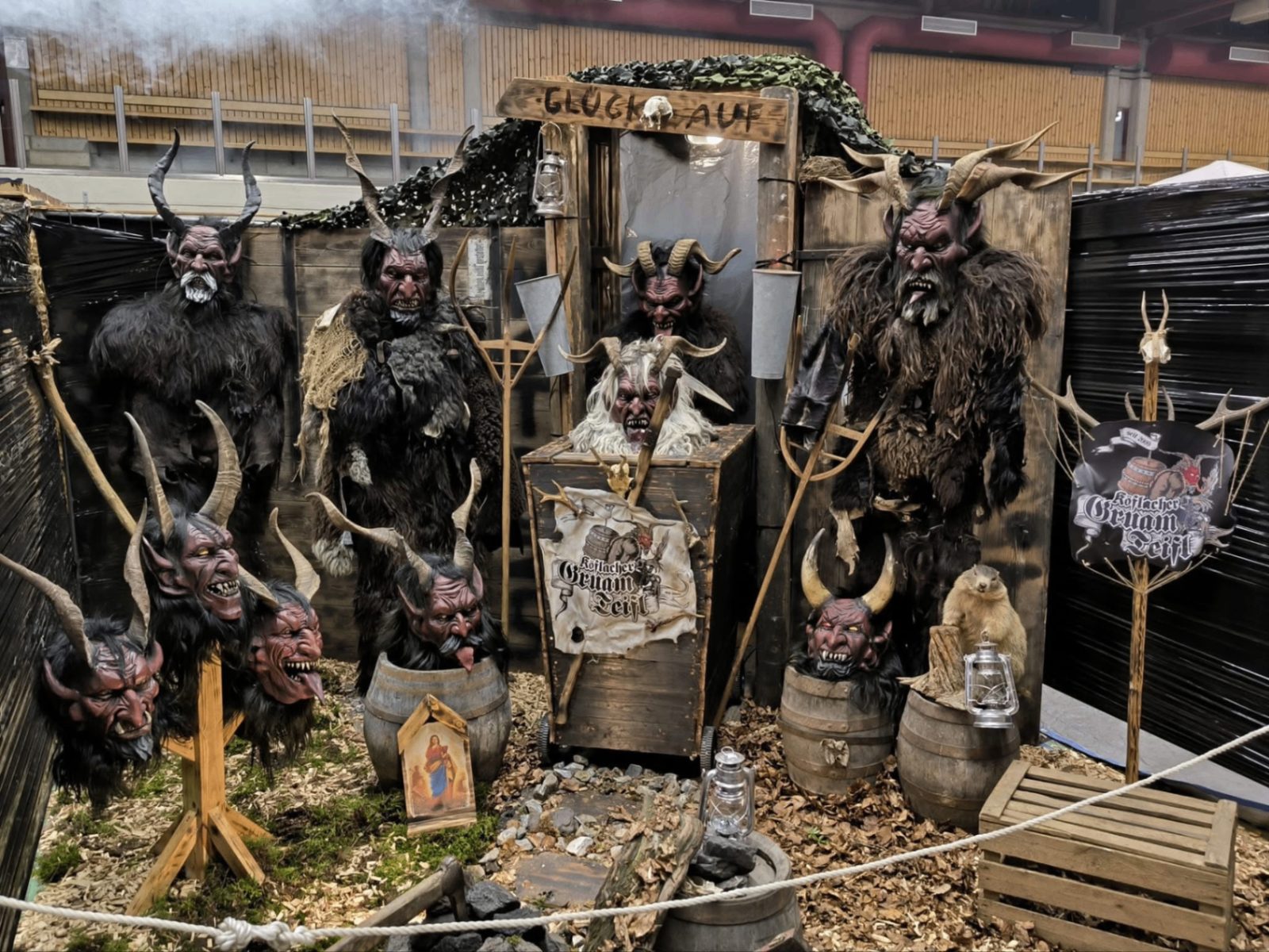 Glück Auf – Gruam Teifl Aufstellung mit Masken und Fellen